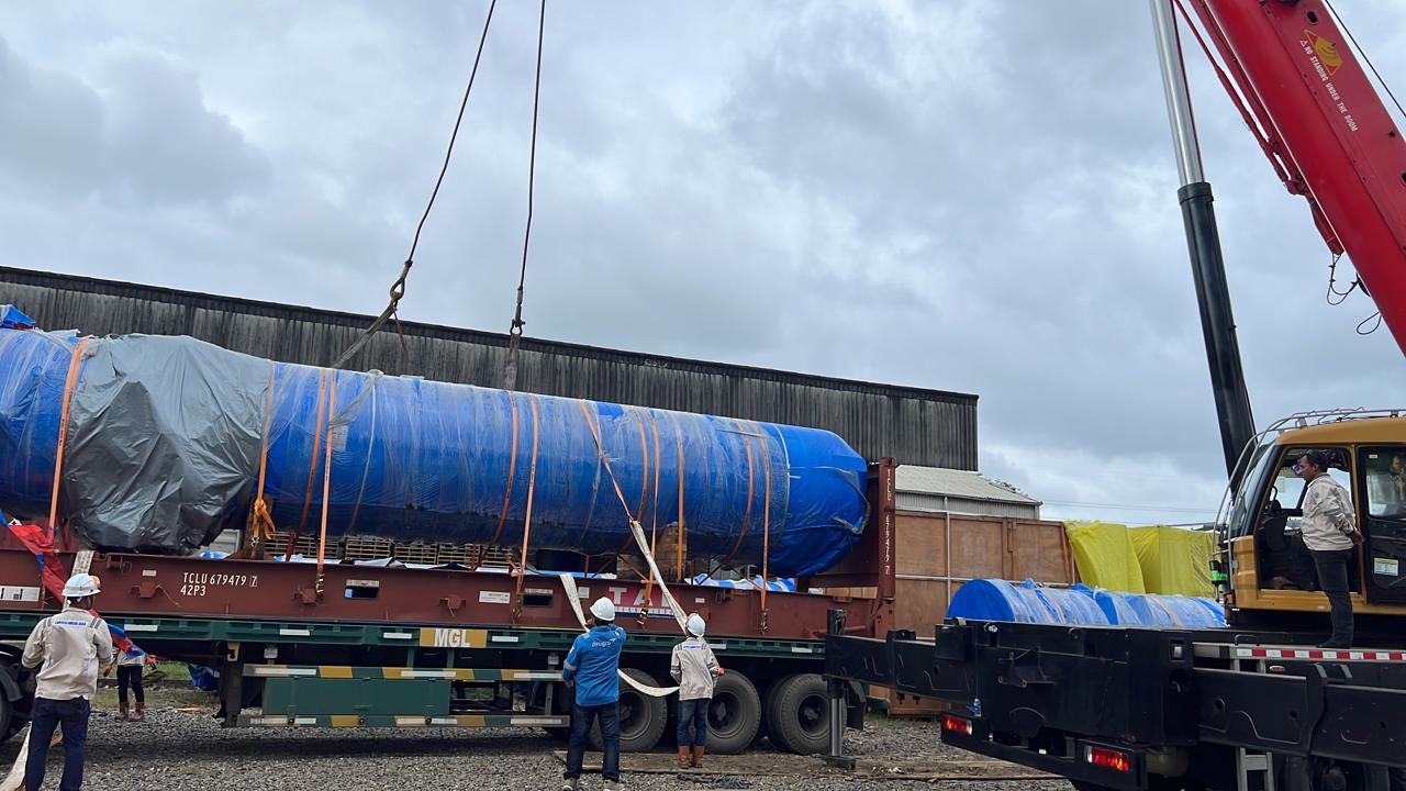 PAL heavy cargo transport with covered cylindrical equipment